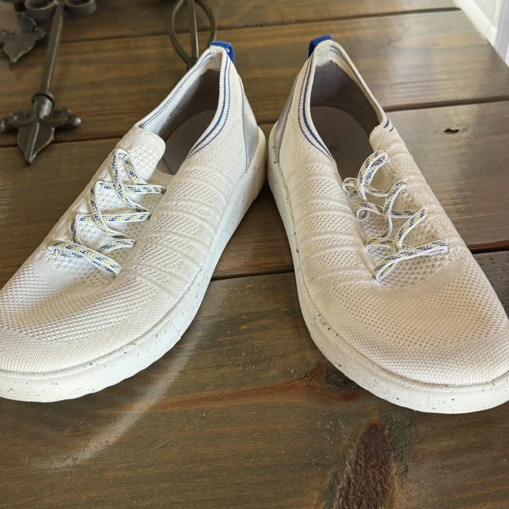 Bzees Slip On Sneaker Womens 10 White Athletic Casual Walking Shoes MARCHD1-S